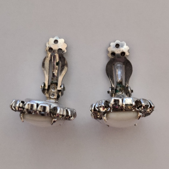 Vintage Signed Weiss White Milk Class Earrings - Picture 7 of 15